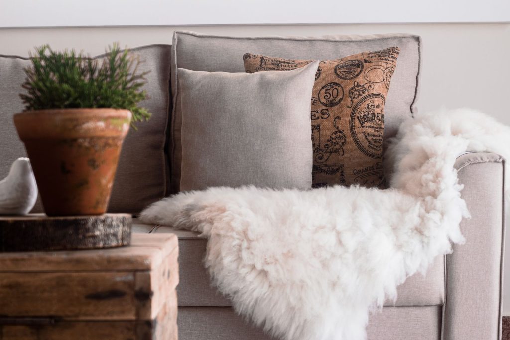 Bank met vacht in een woonkamer