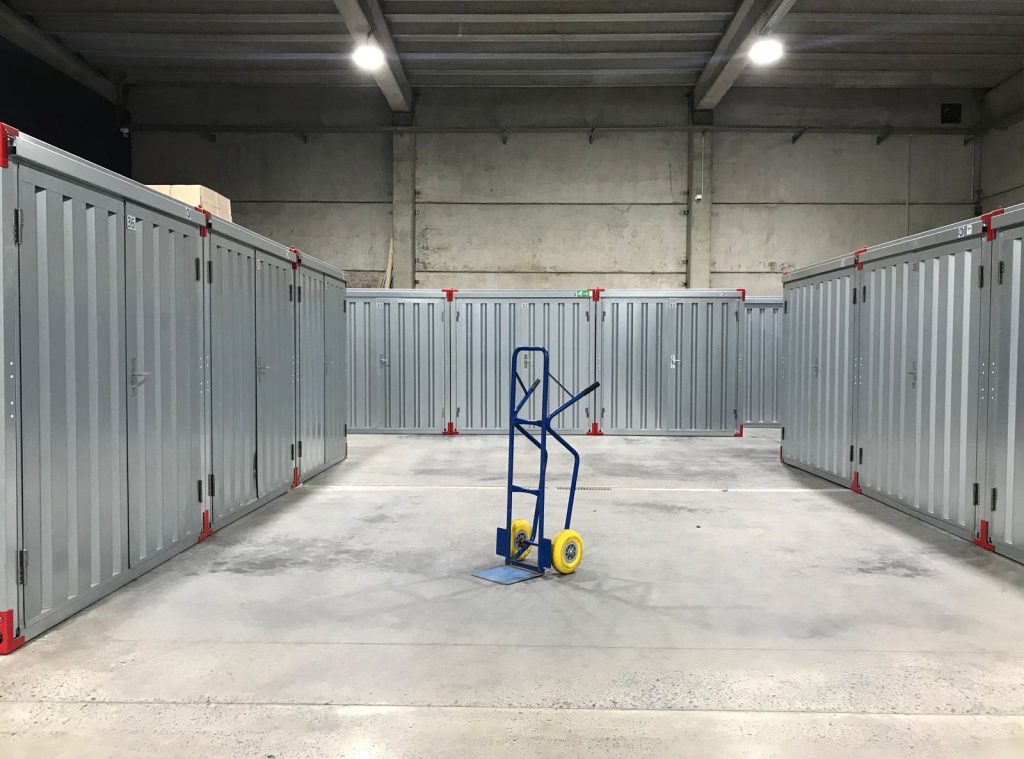 Opslagunits met een steekwagen in een opslagloods