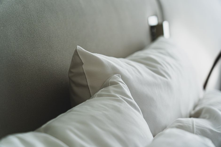 Zachte kussens op een opgemaakt bed