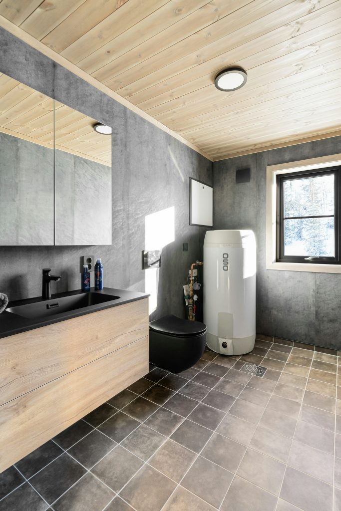 Badkamer met wastafel, spiegel en toilet