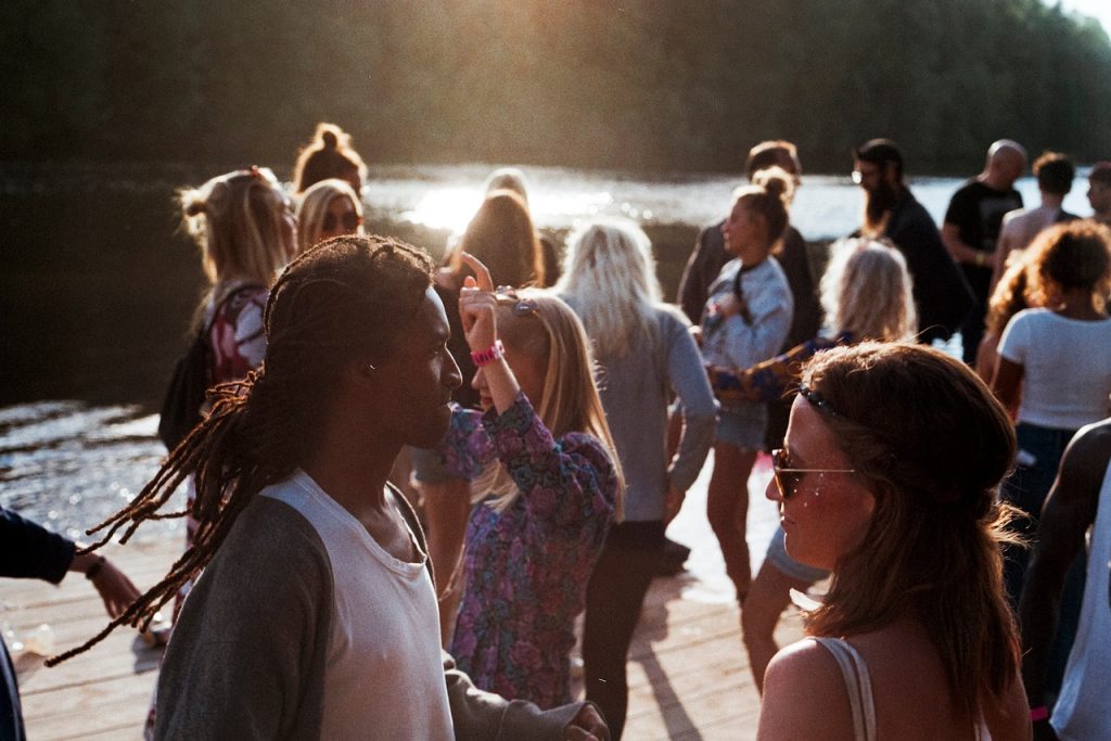 Feestende mensen op een evenement