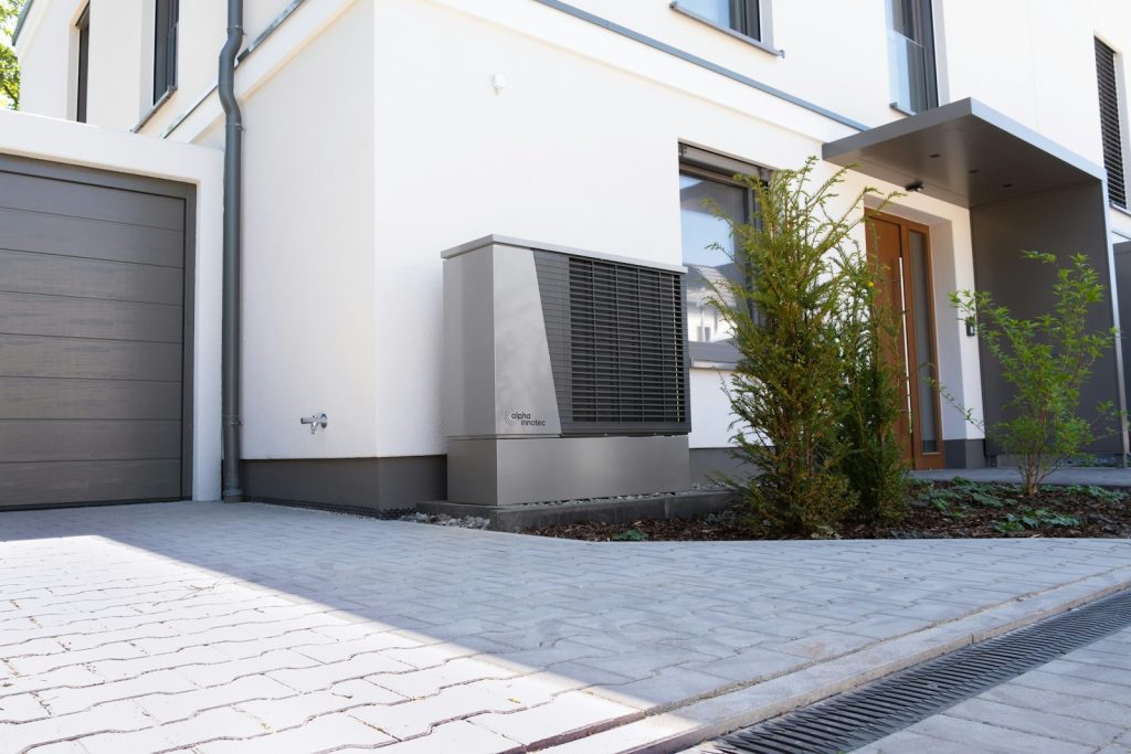 Moderne woning met warmtepomp aan de buitenkant